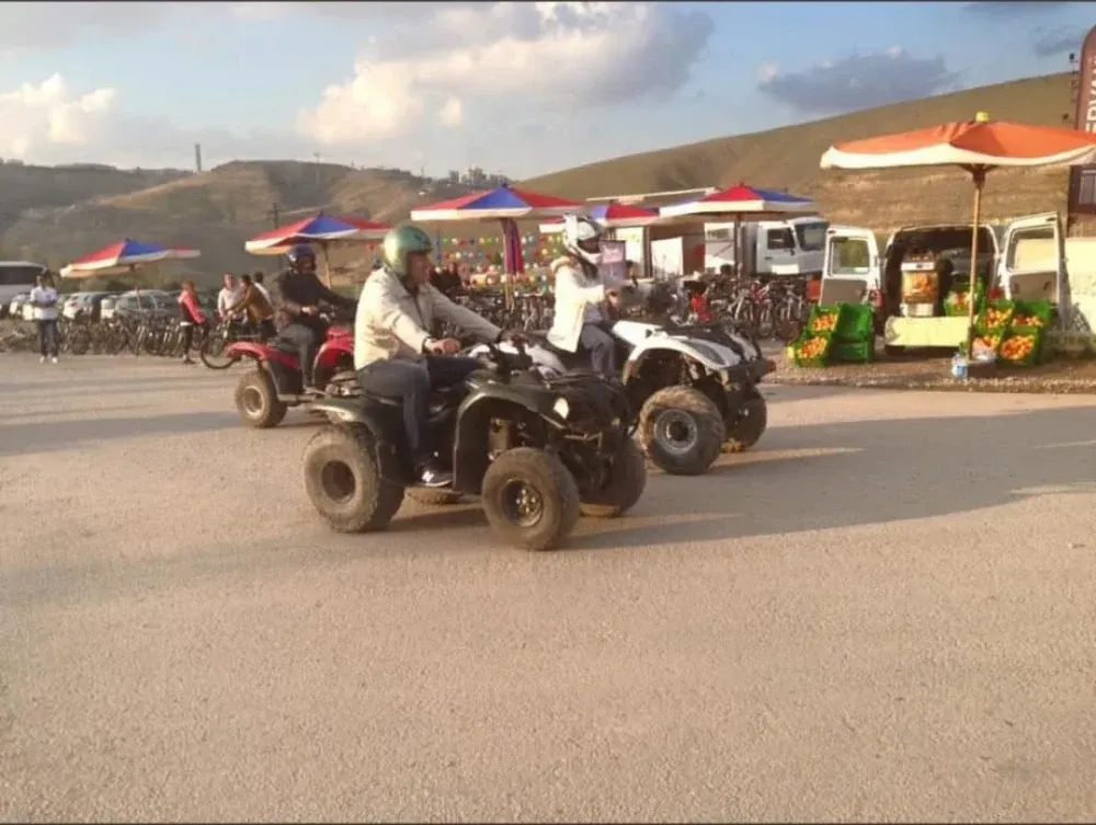 Eymir Gölü'nde kiralık ATV'lerle tura çıkan ziyaretçiler